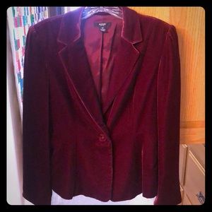 Women’s 8P Alfani velvet maroon blazer.